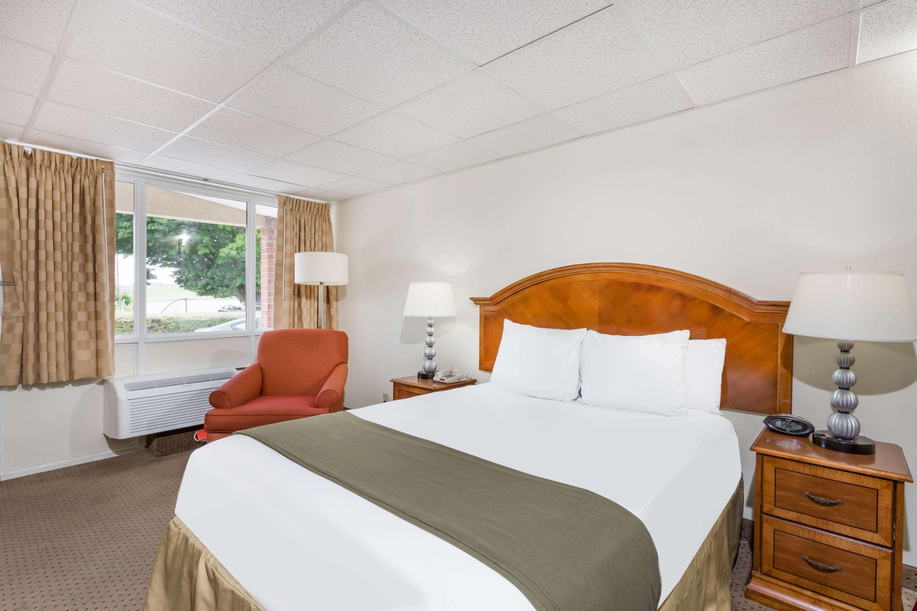 Days Inn By Wyndham Bedford Exterior photo