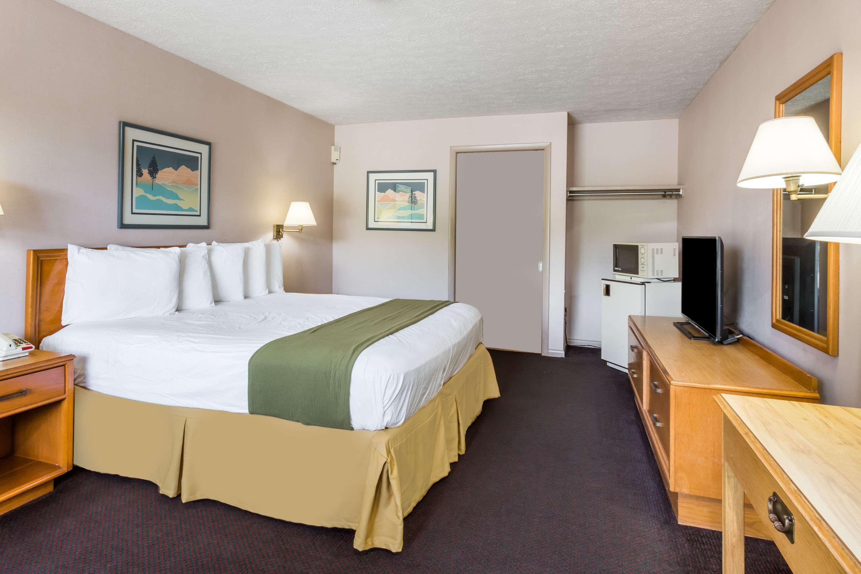 Days Inn By Wyndham Bedford Exterior photo